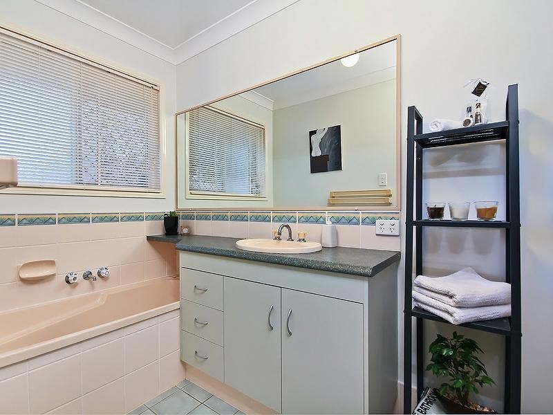 1 Wren Place, Forest Lake QLD 4078