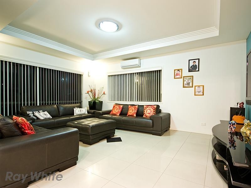 8 Santorini Place, Forest Lake QLD 4078