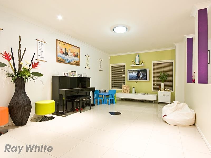 8 Santorini Place, Forest Lake QLD 4078