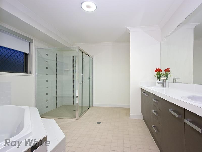 8 Santorini Place, Forest Lake QLD 4078