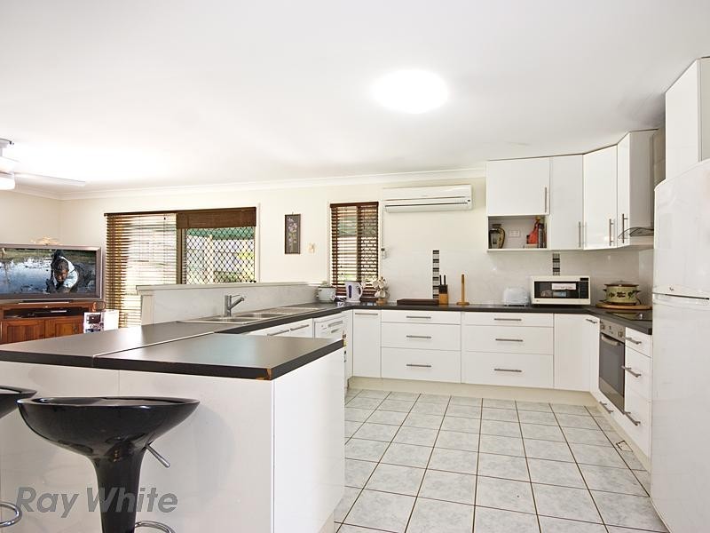 18 Windsor Place, Forest Lake QLD 4078