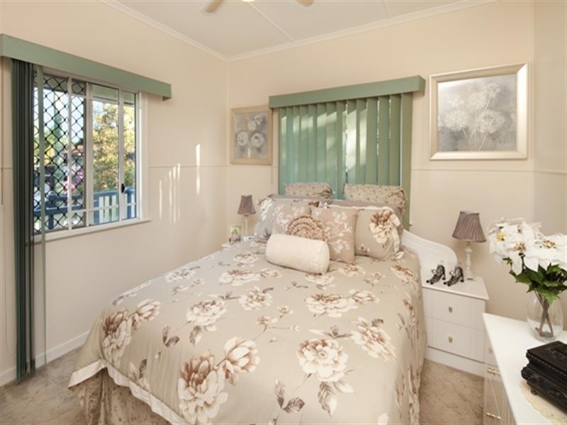 15 Lassie Street, Oxley QLD 4075