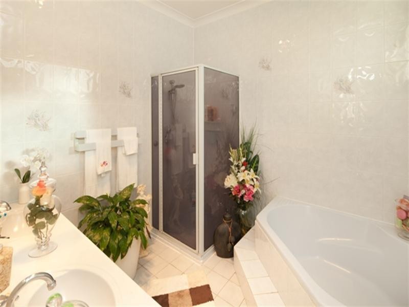 15 Lassie Street, Oxley QLD 4075