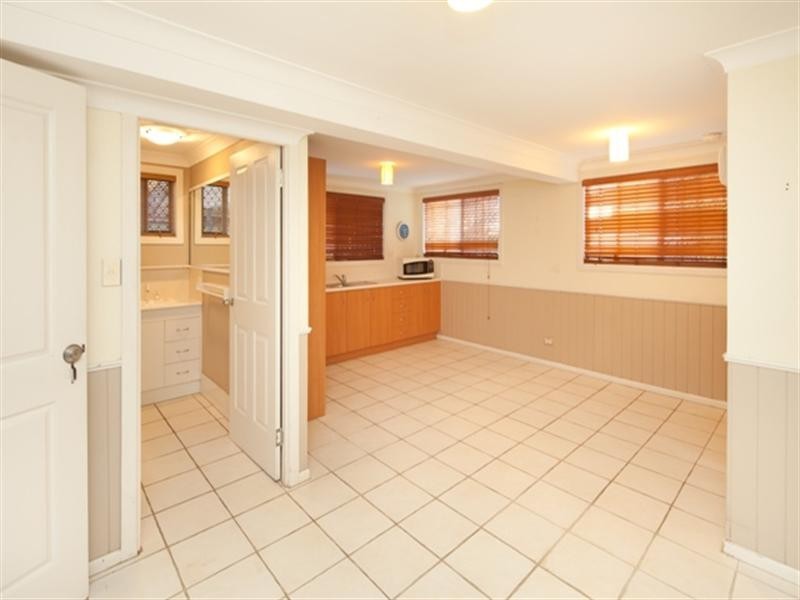 15 Lassie Street, Oxley QLD 4075