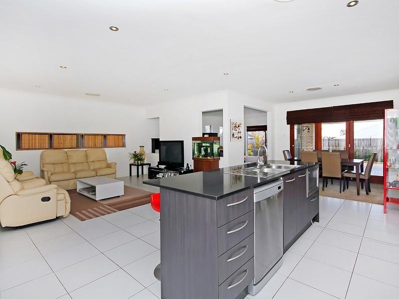 6 Damson Street, Heathwood QLD 4110