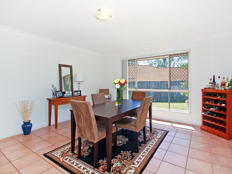 4 Chestnut Place, Forest Lake QLD 4078