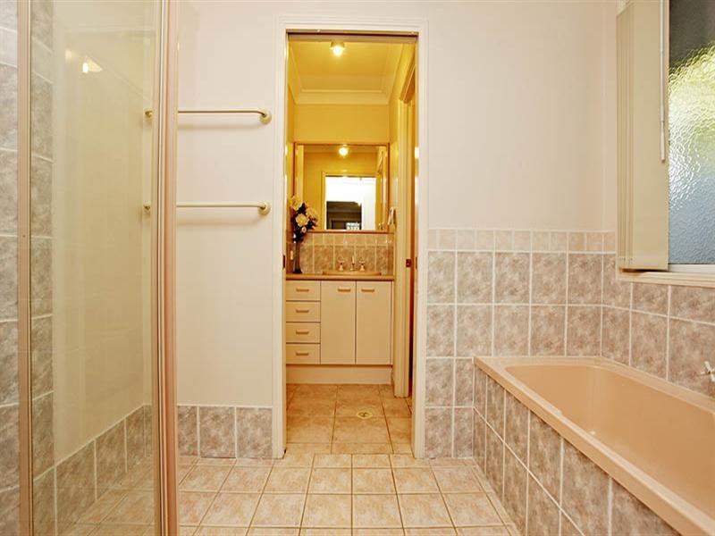 18 Cambridge Crescent, Forest Lake QLD 4078