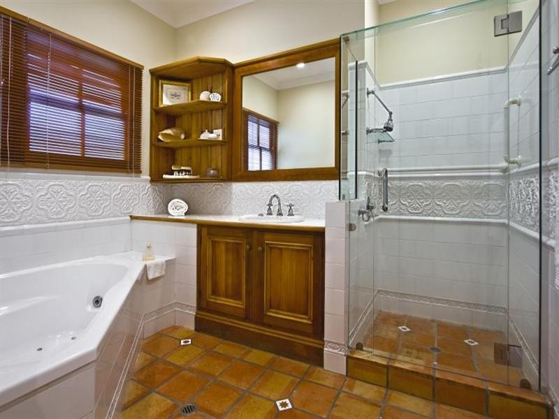 1 Bielby Road, Kenmore QLD 4069