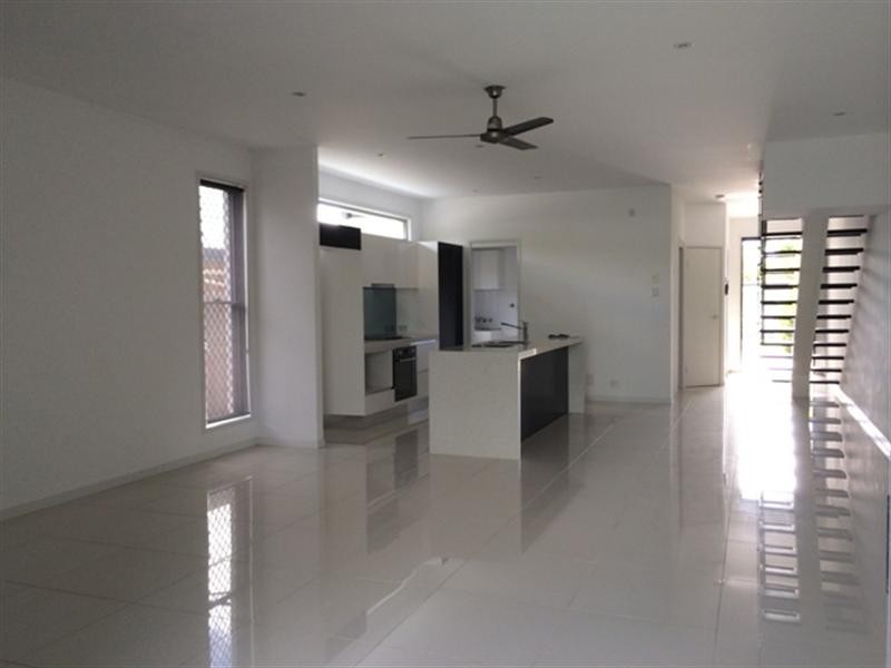 2/8 Bradbrook Street, Benowa QLD 4217