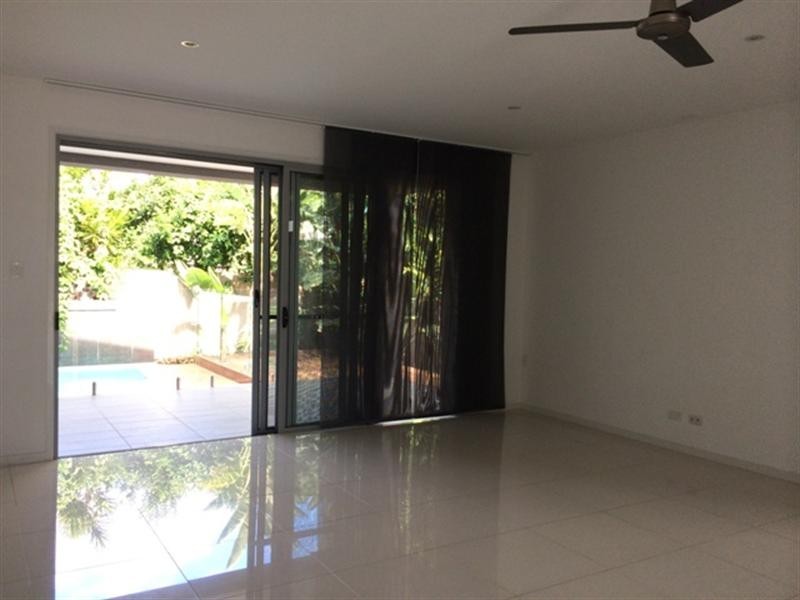 2/8 Bradbrook Street, Benowa QLD 4217