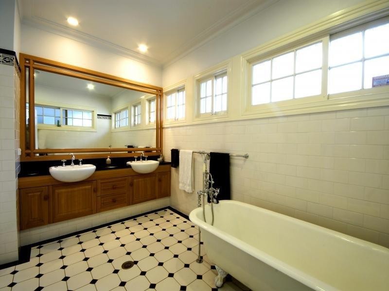 19 Wildash Street, Southport QLD 4215