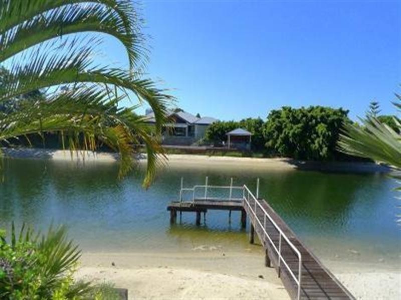 000 Clear Island Road, Broadbeach Waters QLD 4218