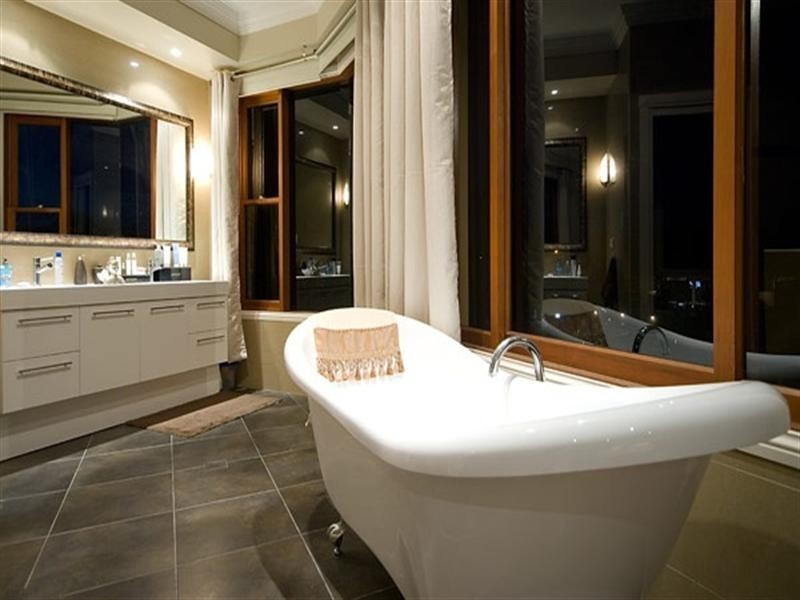 14 Monte Vista Court, Broadbeach Waters QLD 4218