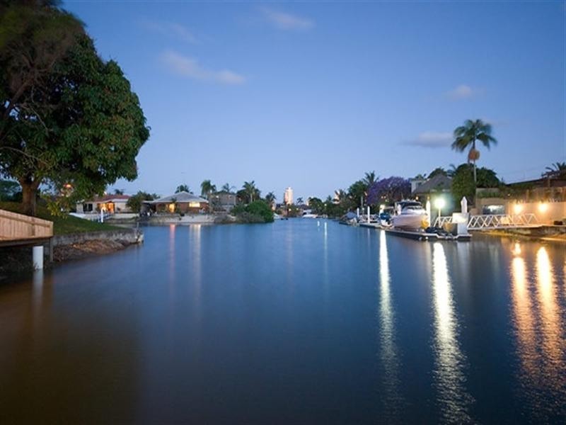 14 Monte Vista Court, Broadbeach Waters QLD 4218