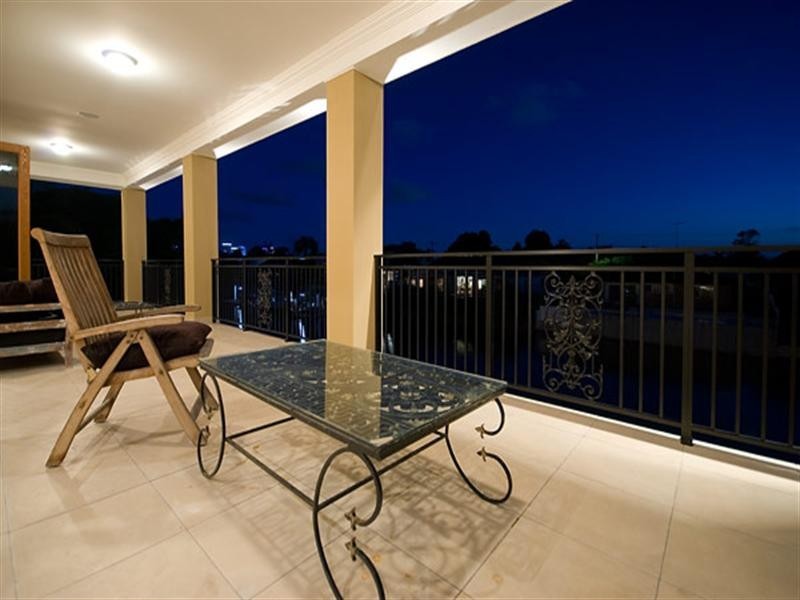 14 Monte Vista Court, Broadbeach Waters QLD 4218