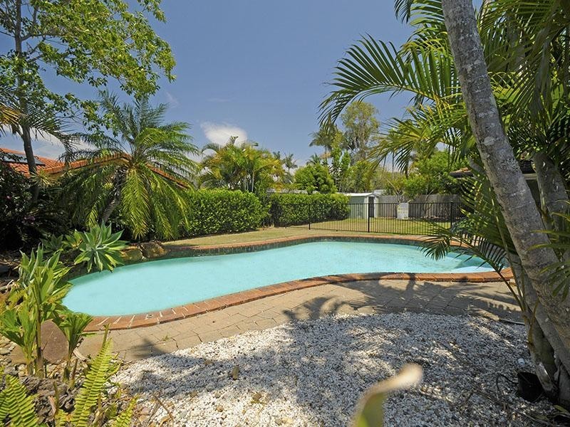 11 Peninsula Court, Mermaid Waters QLD 4218