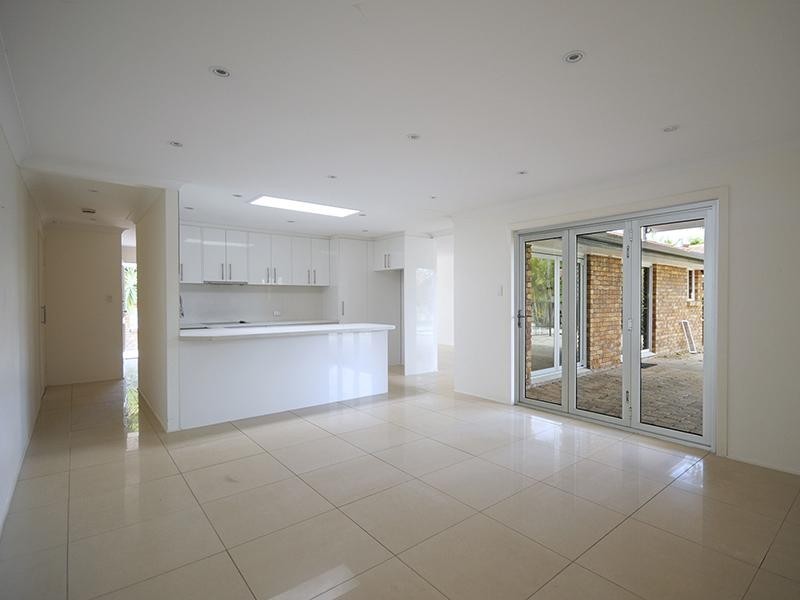 11 Peninsula Court, Mermaid Waters QLD 4218