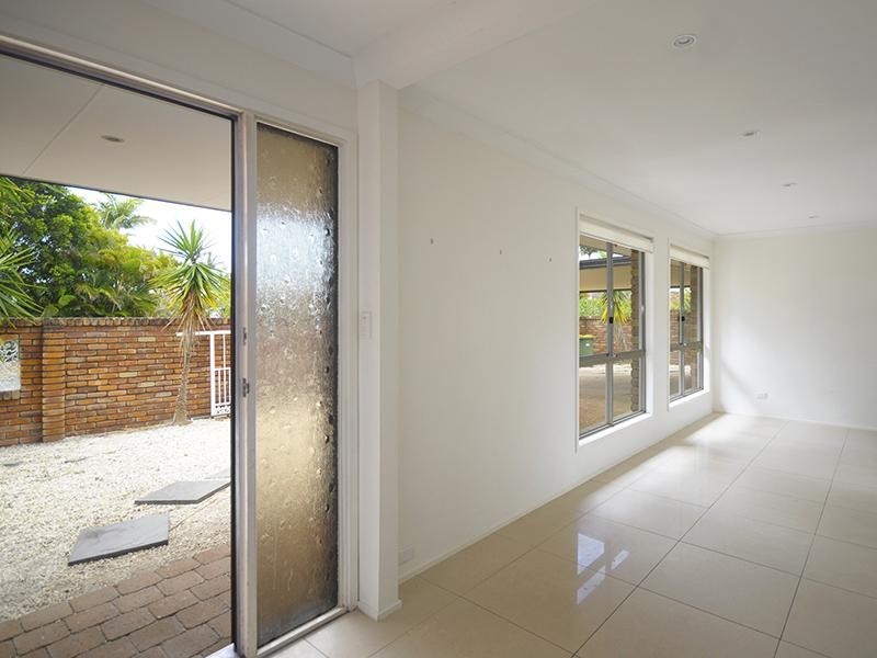 11 Peninsula Court, Mermaid Waters QLD 4218
