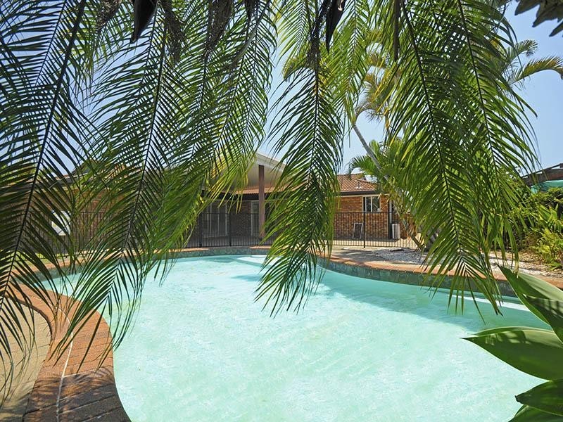 11 Peninsula Court, Mermaid Waters QLD 4218