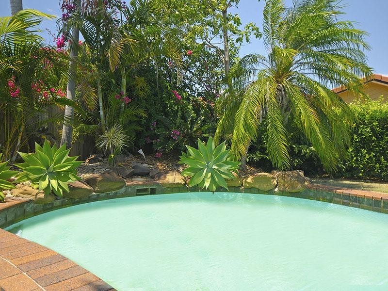 11 Peninsula Court, Mermaid Waters QLD 4218