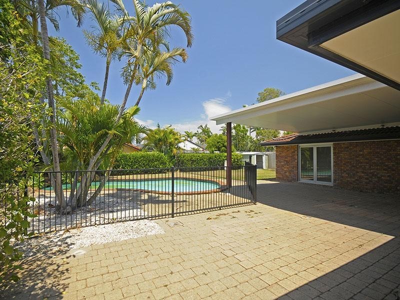 11 Peninsula Court, Mermaid Waters QLD 4218