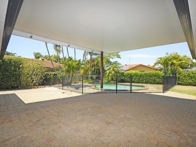 11 Peninsula Court, Mermaid Waters QLD 4218
