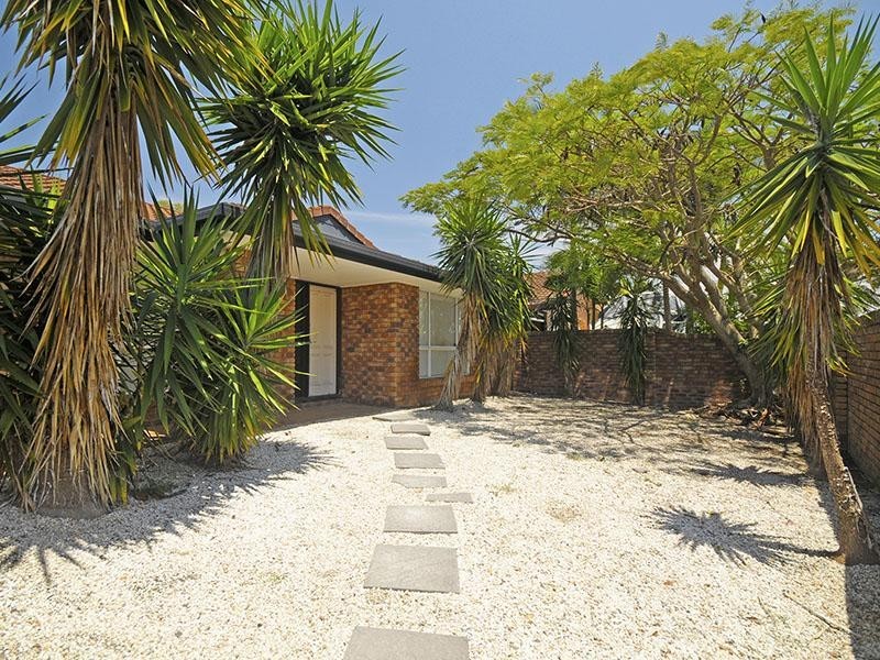 11 Peninsula Court, Mermaid Waters QLD 4218