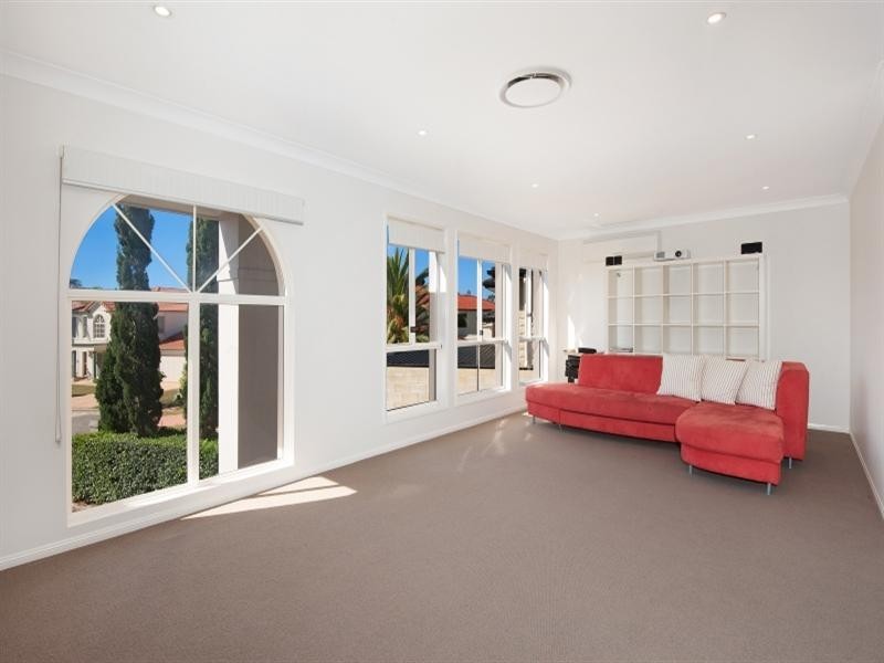 15 St Helens Court, Burleigh Waters QLD 4220