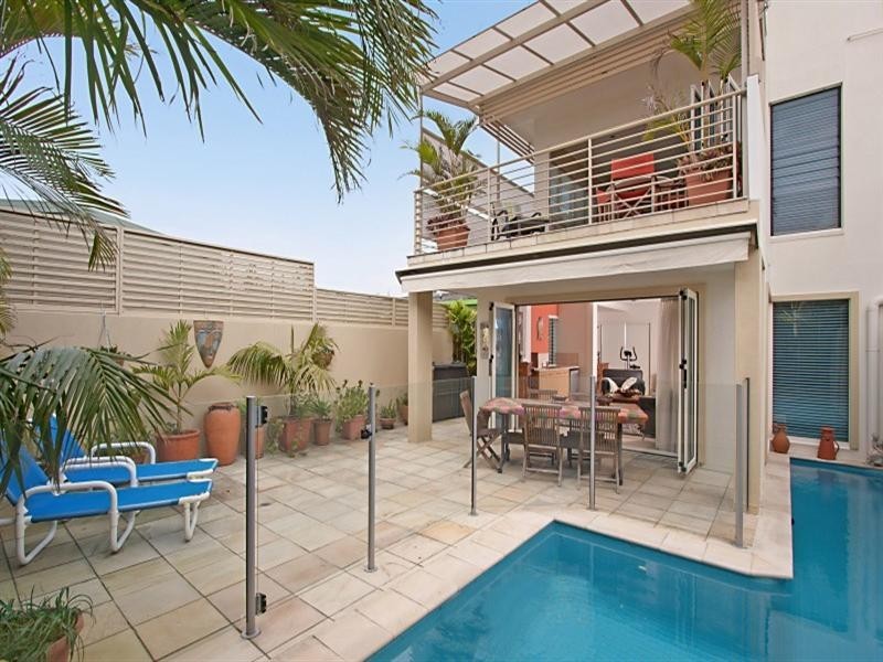 2/195 Golden Four Drive, Bilinga QLD 4225