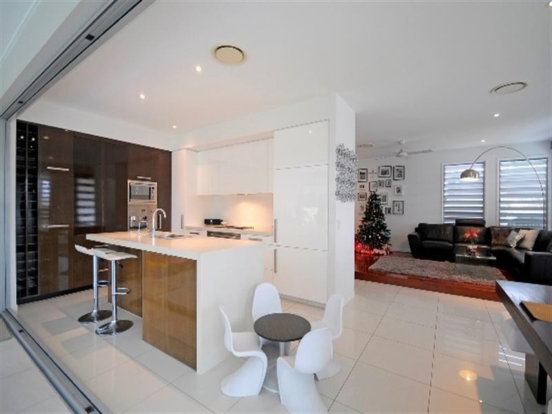 2 Driver Court, Mermaid Waters QLD 4218