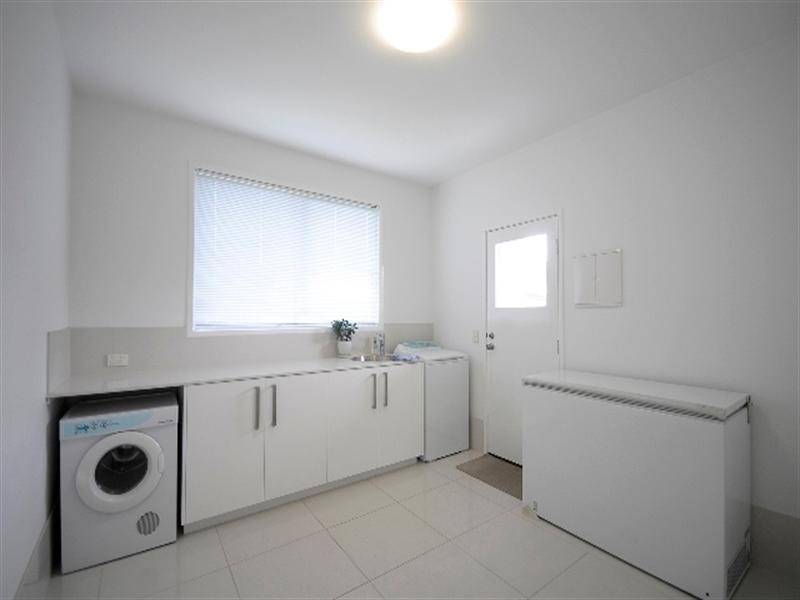 2 Driver Court, Mermaid Waters QLD 4218