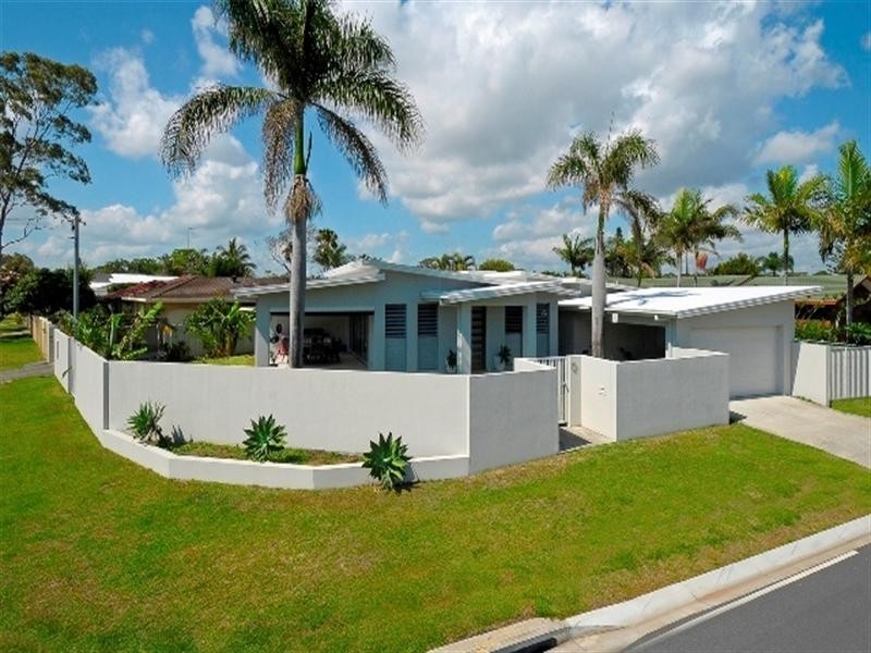 2 Driver Court, Mermaid Waters QLD 4218