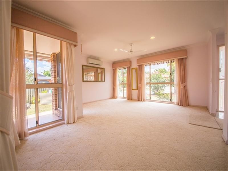 8 Oakleigh Circuit, Robina QLD 4226