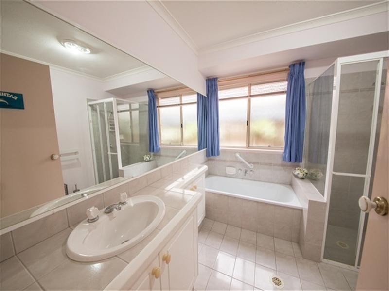 8 Oakleigh Circuit, Robina QLD 4226