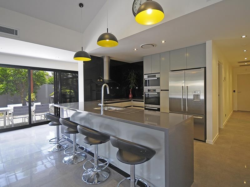 4 Alaska Avenue, Broadbeach Waters QLD 4218