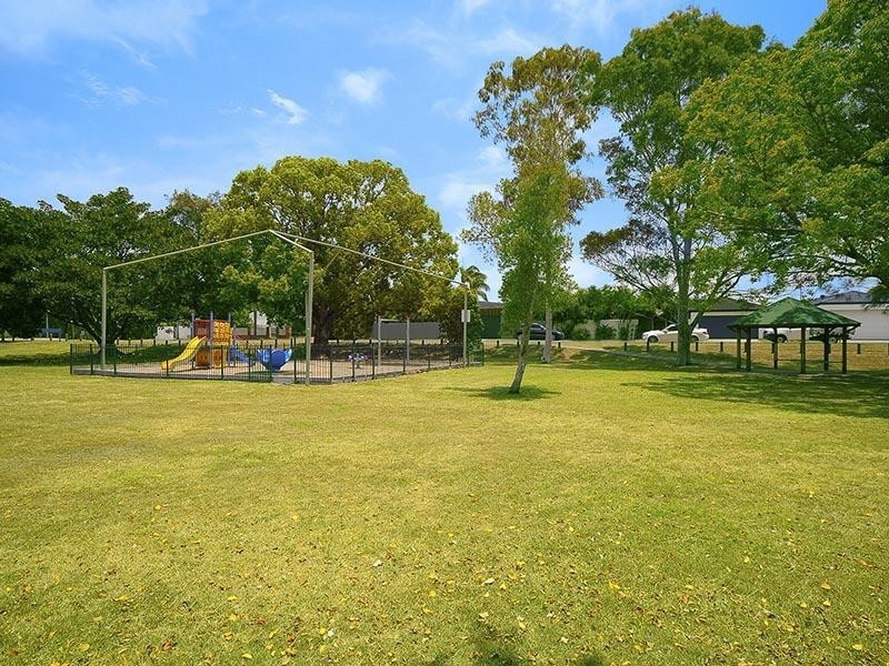 4 Alaska Avenue, Broadbeach Waters QLD 4218