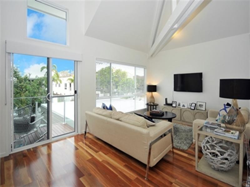 19 Ocean Street, Mermaid Beach QLD 4218