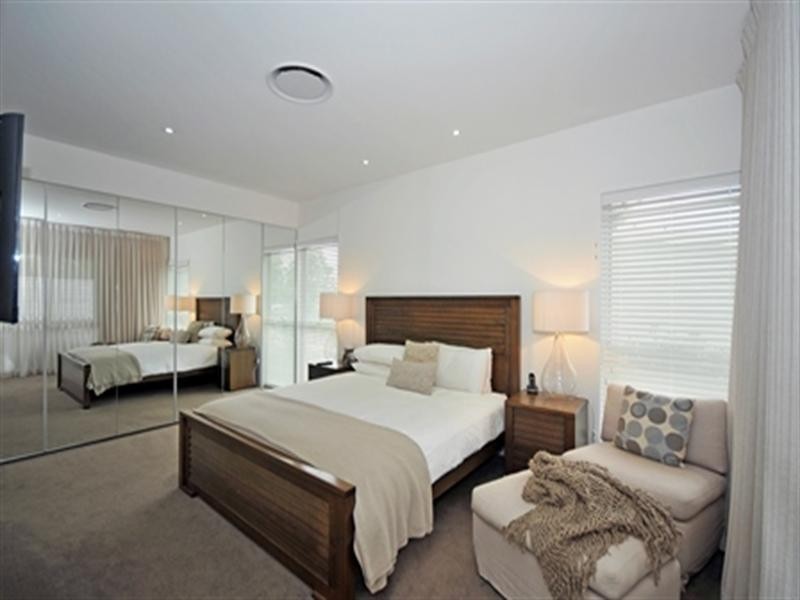 19 Ocean Street, Mermaid Beach QLD 4218