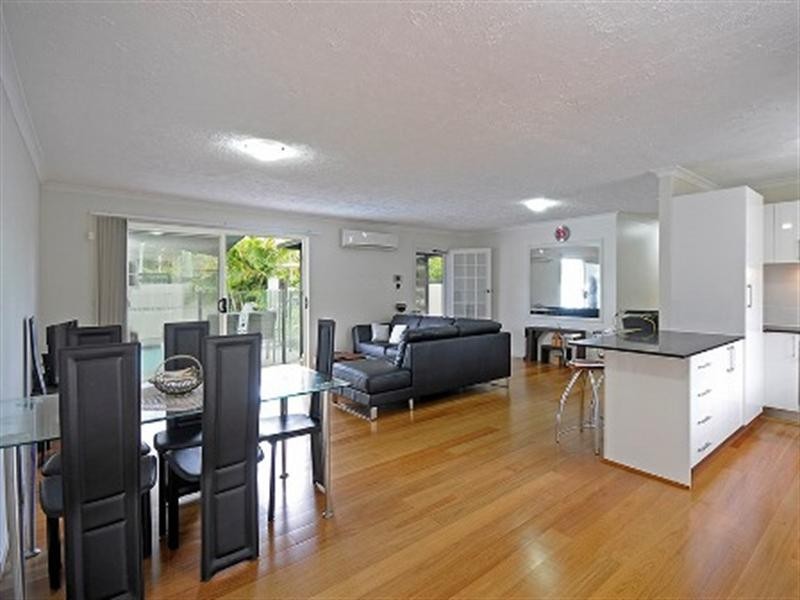 77 Savoy Drive, Broadbeach Waters QLD 4218