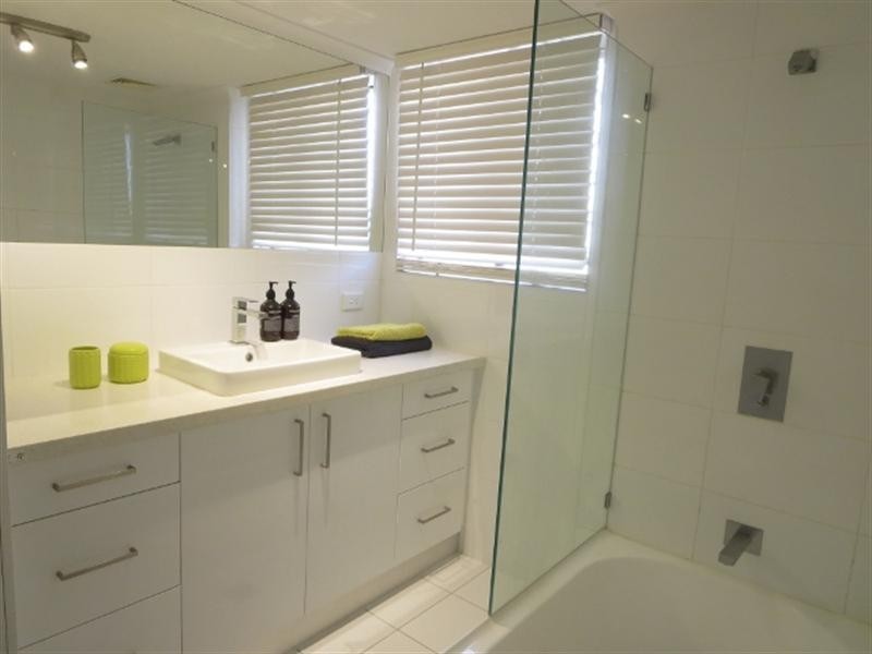 1/14 Oceanic Drive, Mermaid Waters QLD 4218