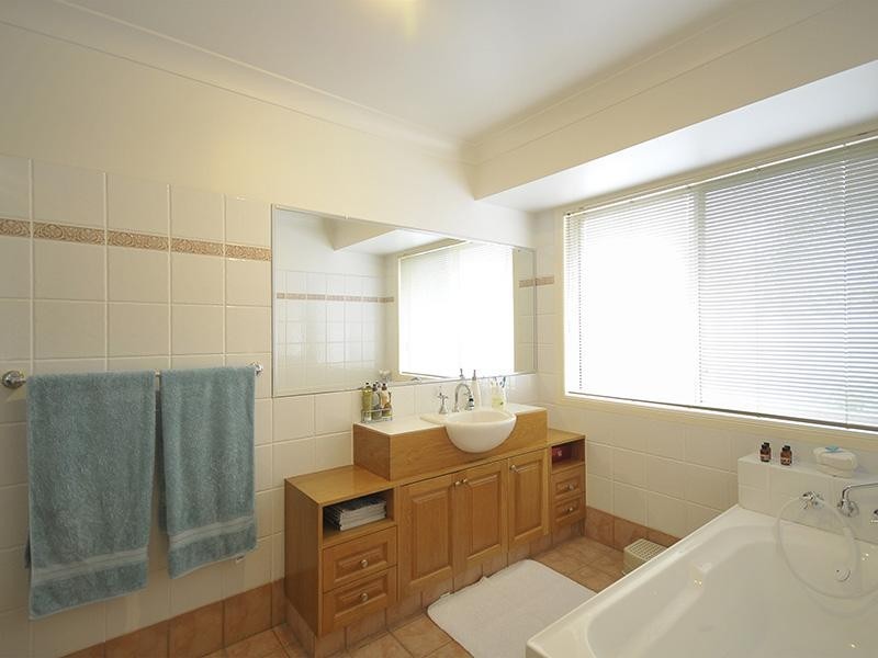 94 Honeyeater Drive, Burleigh Waters QLD 4220