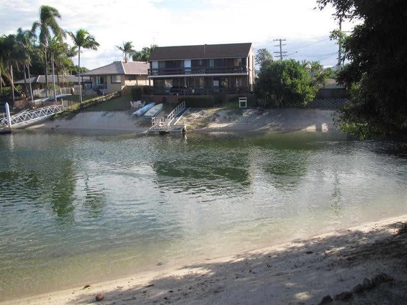 1/2 Orvieto Avenue, Mermaid Waters QLD 4218