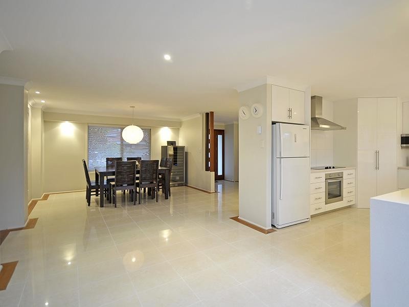 25 Launch Road, Mermaid Waters QLD 4218