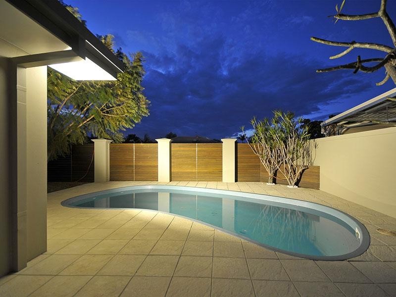 25 Launch Road, Mermaid Waters QLD 4218