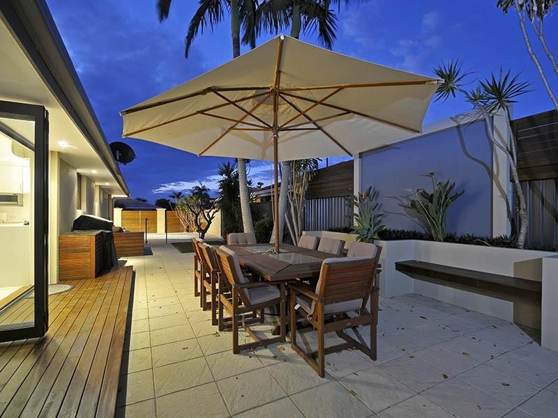 25 Launch Road, Mermaid Waters QLD 4218