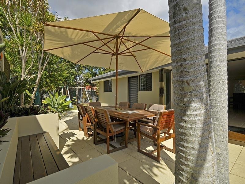 25 Launch Road, Mermaid Waters QLD 4218