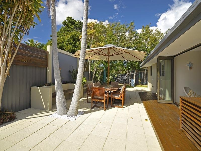 25 Launch Road, Mermaid Waters QLD 4218