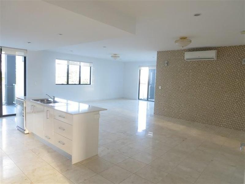 10/3 Beach Parade, Broadbeach QLD 4218