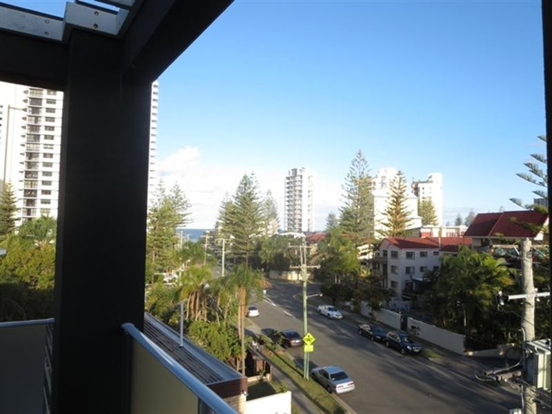 10/3 Beach Parade, Broadbeach QLD 4218