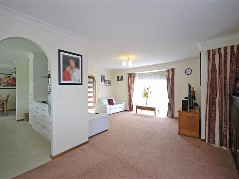 8 Twin Oaks Place, Varsity Lakes QLD 4227